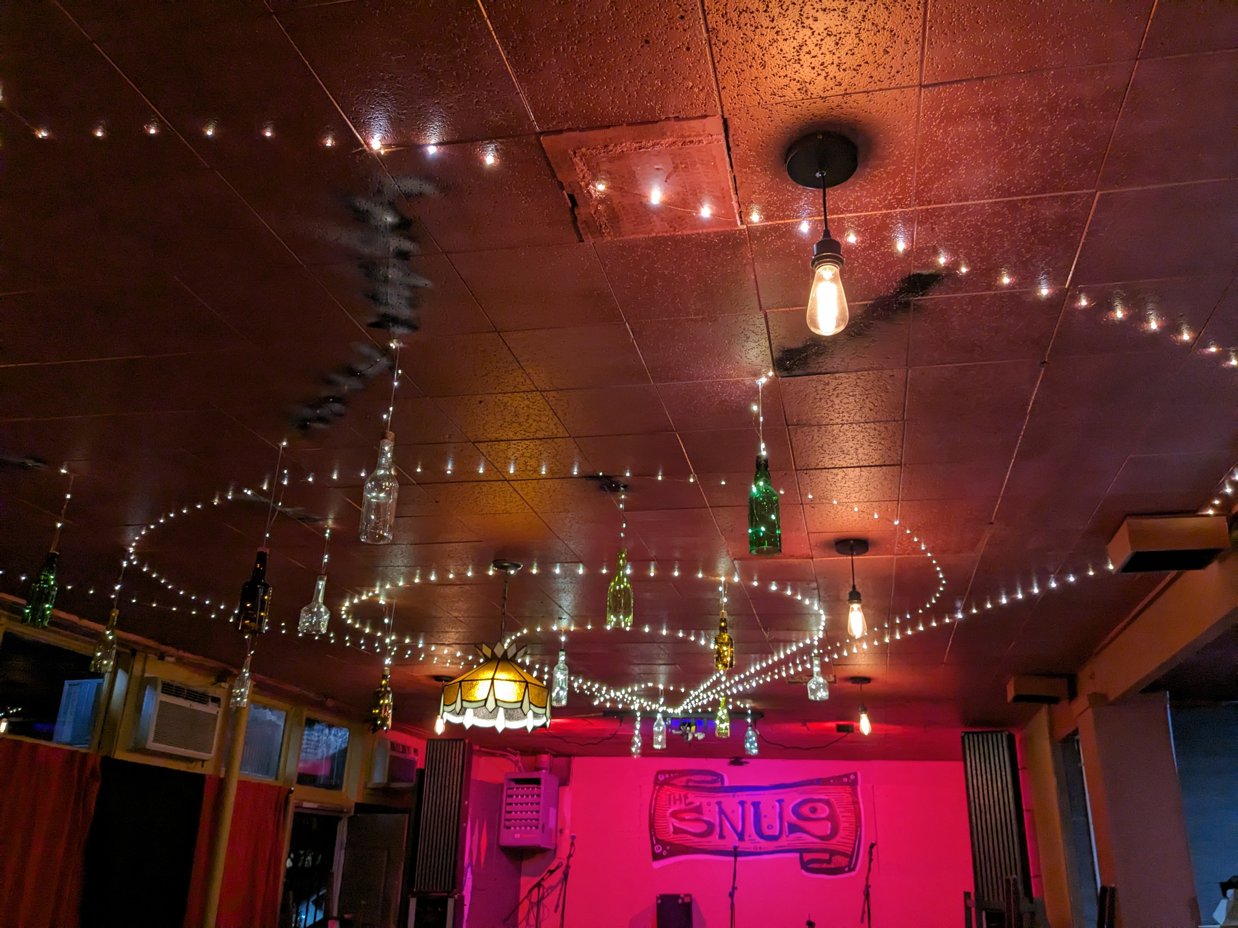 Snug ceiling and stage